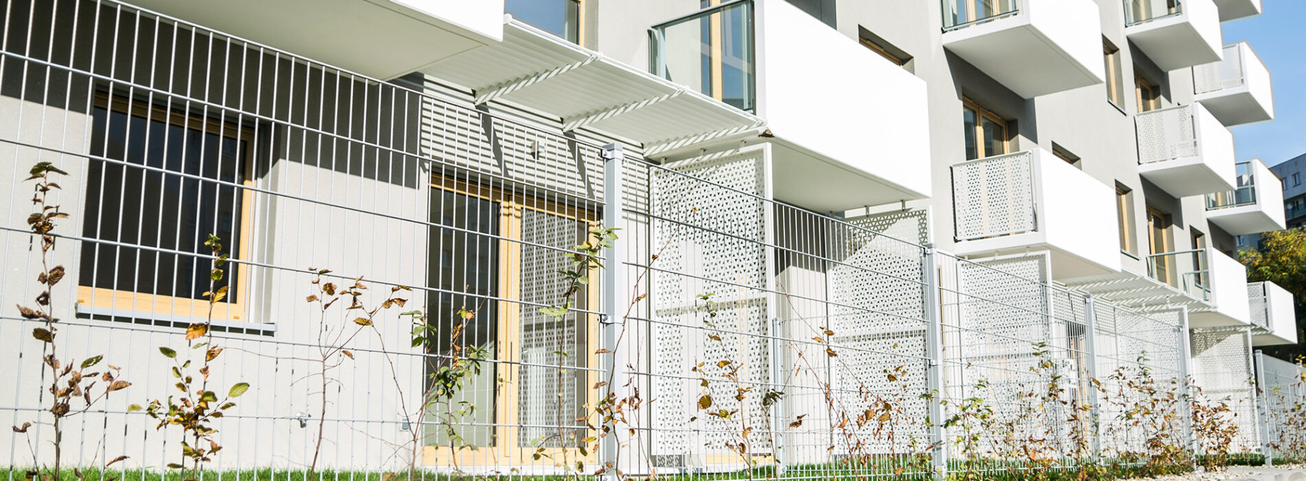 Ogrodzenia panelowe w przestrzeni publicznej – szkoły, parki, place zabaw